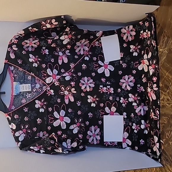 Scrub top - Picture 3 of 4